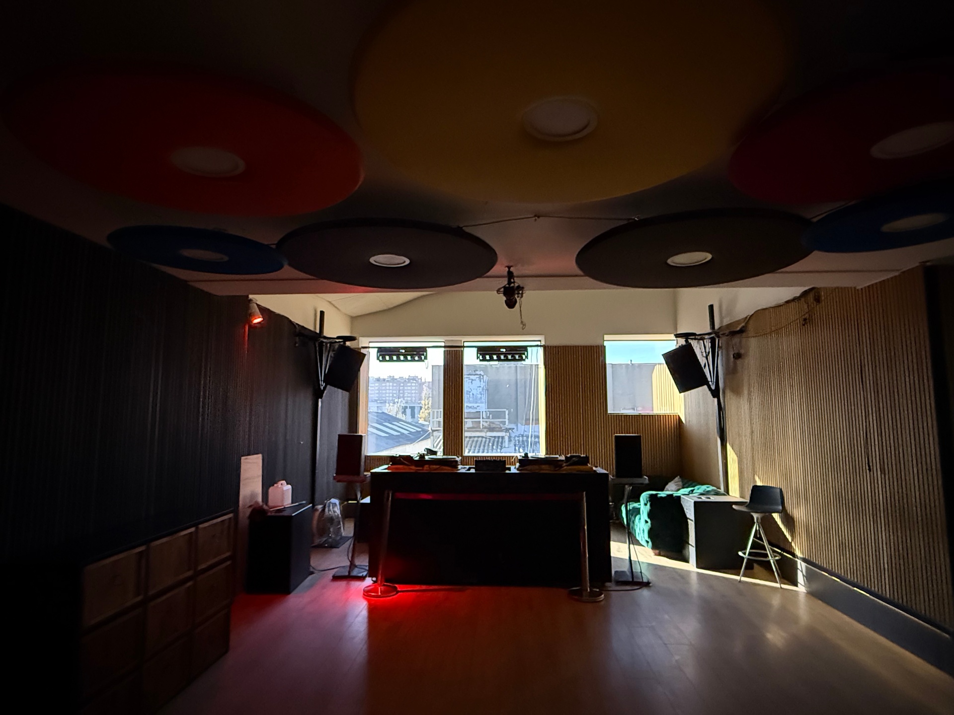 Sala amb discos acústics al sostre i llum càlida